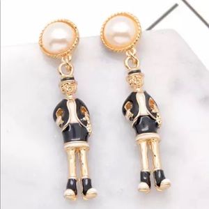 Cream Black enamel gold lady earrings